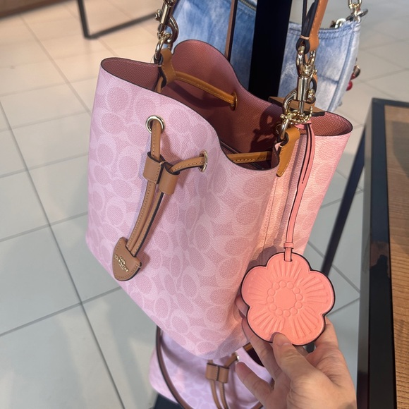 NWT🌸Coach Rowan Bucket Bag In Signature Canvas With Charms CEA23 Powder Pink - Picture 3 of 9